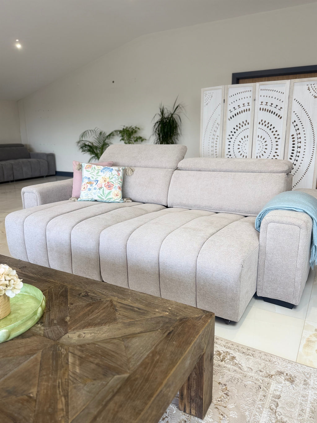 Molly 3 Seater power slider beige