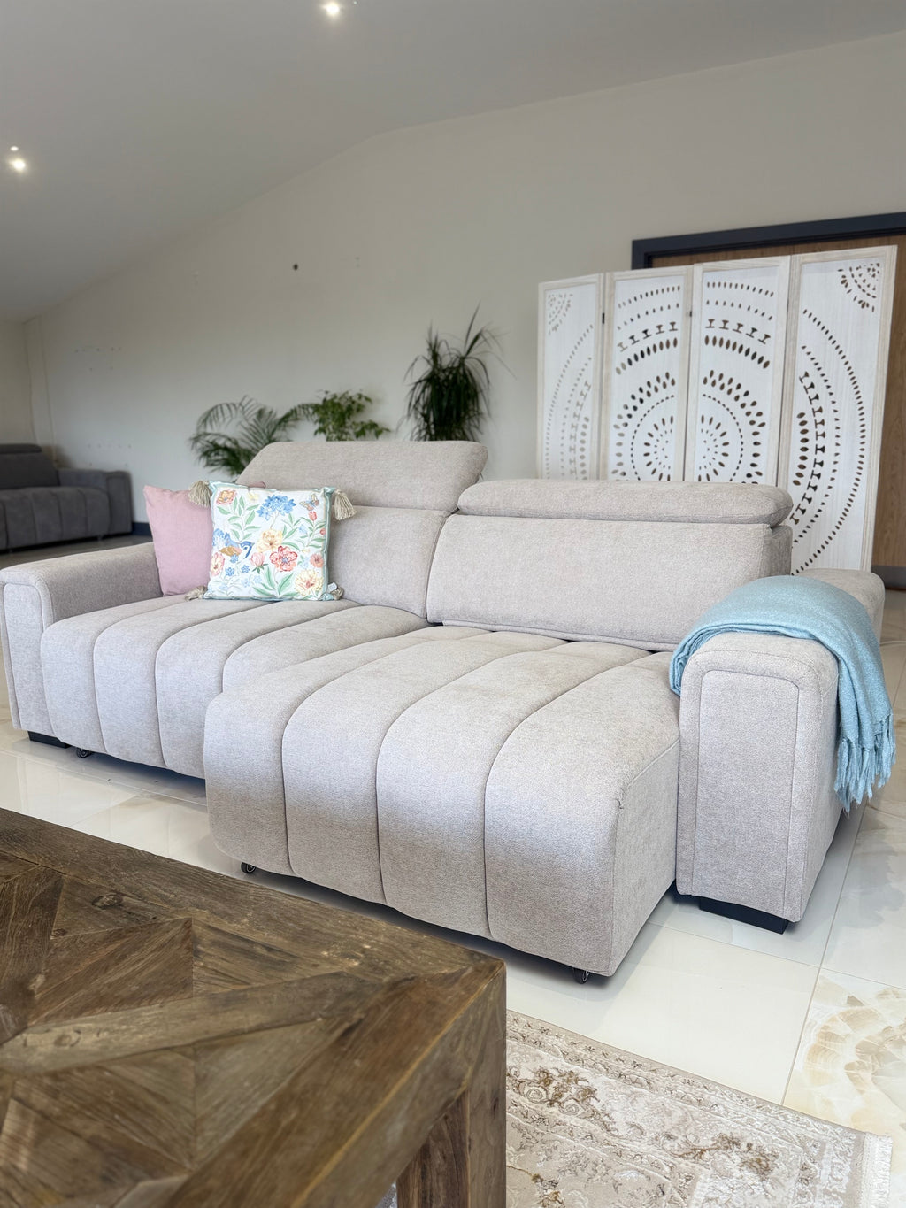 Molly 3 Seater power slider beige