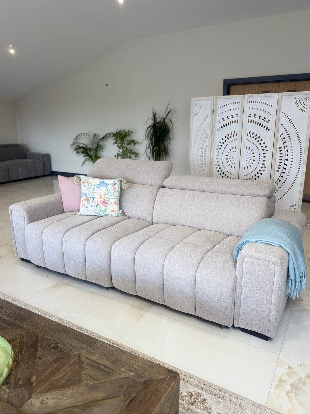 Molly 3 Seater power slider beige